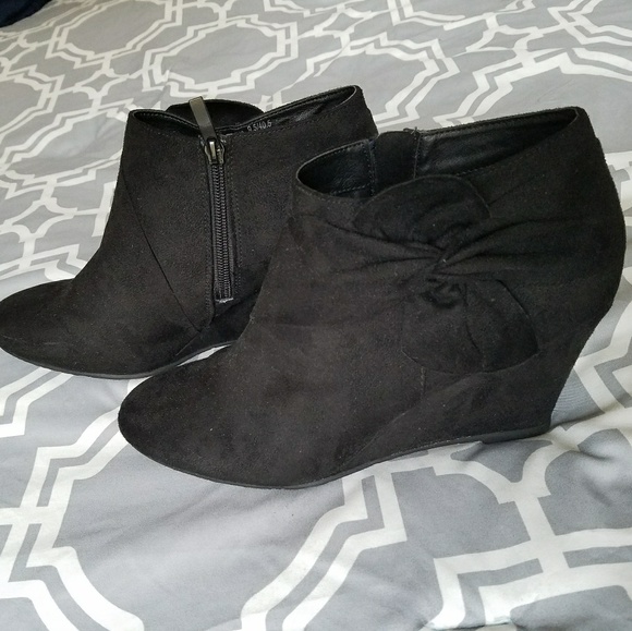 cl by laundry wedge bootie